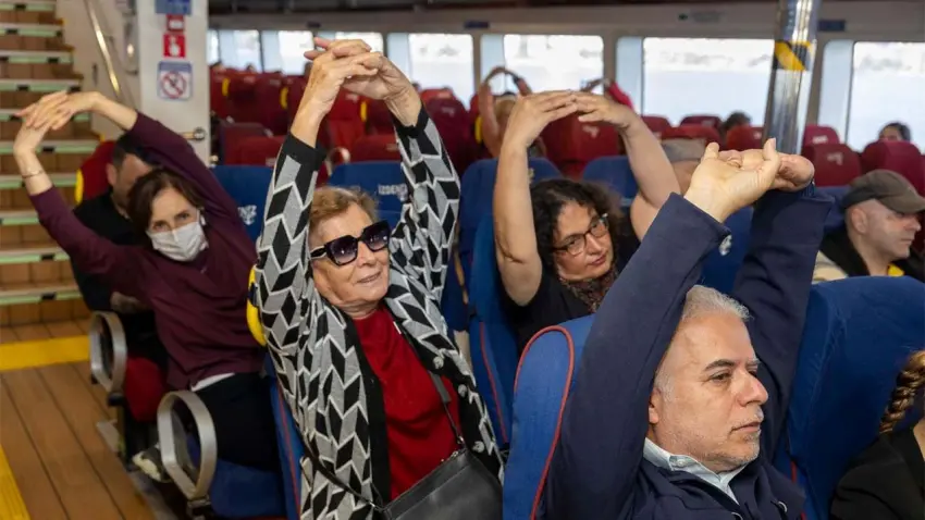 İzmir’de vapurda güne sporla başlıyorlar: Körfez manzarası eşliğinde ‘Günaydın Sporu’ haberinin görseli