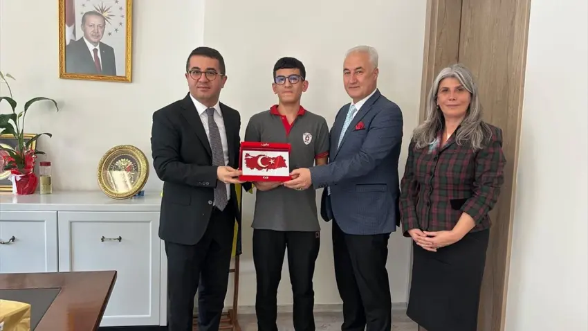 Kemalpaşa'da yere düşen Türk bayrağını kaldıran öğrenciye Kaymakam'dan tebrik haberinin görseli