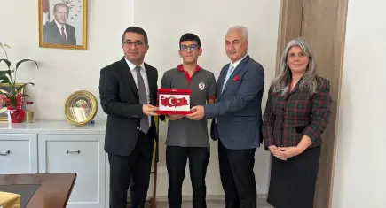 Kemalpaşa'da yere düşen Türk bayrağını kaldıran öğrenciye Kaymakam'dan tebrik