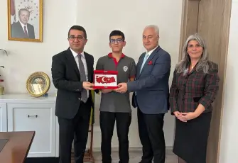 Kemalpaşa'da yere düşen Türk bayrağını kaldıran öğrenciye Kaymakam'dan tebrik