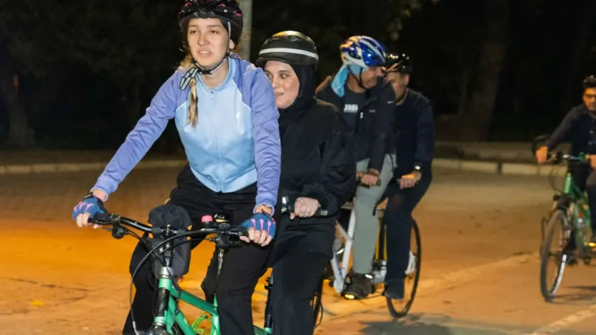 İzmir’de bisiklet herkes için: Görme engelliler Kültürpark’ta pedal çevirdi - Fotoğraf 3