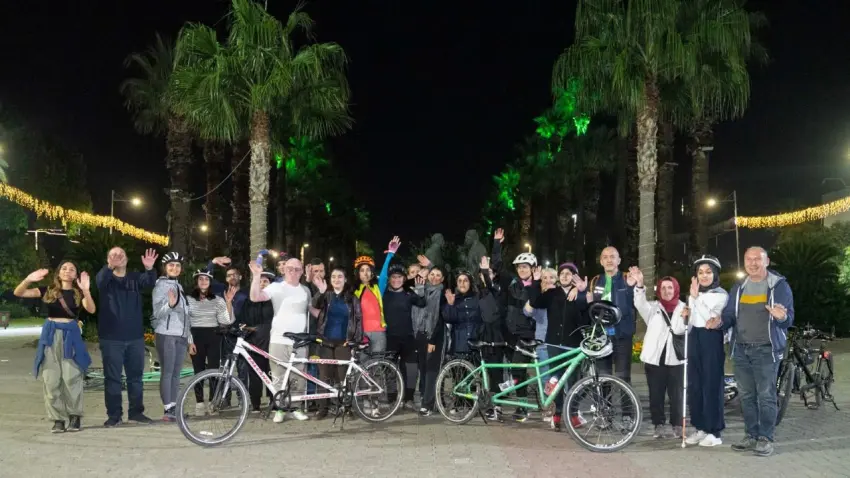 İzmir’de bisiklet herkes için: Görme engelliler Kültürpark’ta pedal çevirdi - Fotoğraf 1
