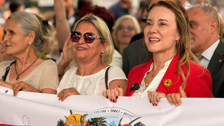 Kemeraltı Festivali kapılarını açtı… Başkan Mutlu’dan mesaj: En büyük hazinemiz - Fotoğraf 1