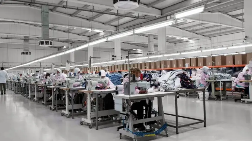 Fabrika vinçlerle boşaltıldı, işçilerin alacakları içeride kaldı - Fotoğraf 1