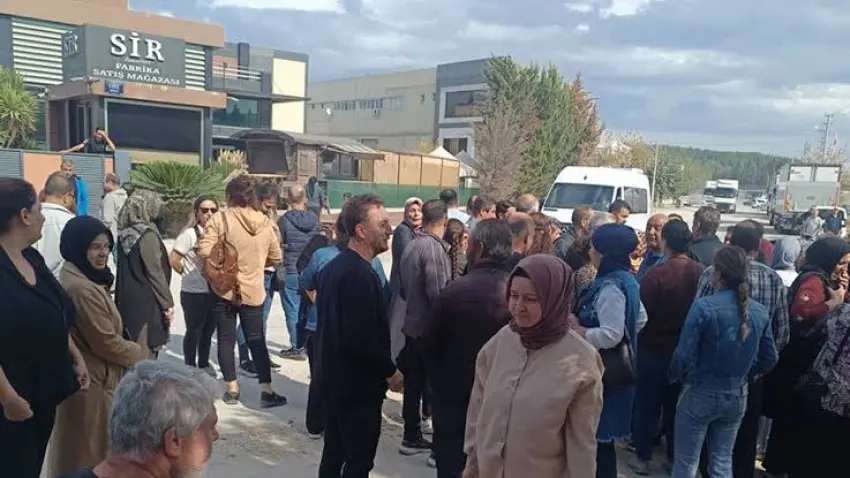 Fabrika vinçlerle boşaltıldı, işçilerin alacakları içeride kaldı - Fotoğraf 3