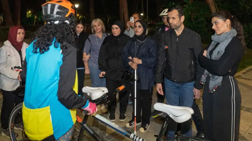 İzmir’de bisiklet herkes için: Görme engelliler Kültürpark’ta pedal çevirdi - Fotoğraf 2