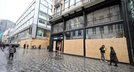 Brüksel’de yağma korkusu! Mağazalar vitrinlerini ahşap panellerle kapattı