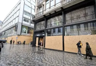 Brüksel’de yağma korkusu! Mağazalar vitrinlerini ahşap panellerle kapattı
