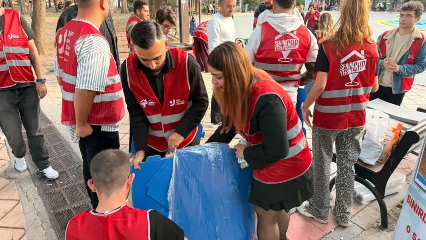 CHP’li gençlerden Bornova’da patili dostlar için dayanışma: Kulübeler yapıldı, mama dağıtıldı