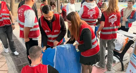 CHP’li gençlerden Bornova’da patili dostlar için dayanışma: Kulübeler yapıldı, mama dağıtıldı