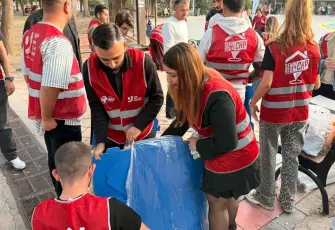 CHP’li gençlerden Bornova’da patili dostlar için dayanışma: Kulübeler yapıldı, mama dağıtıldı