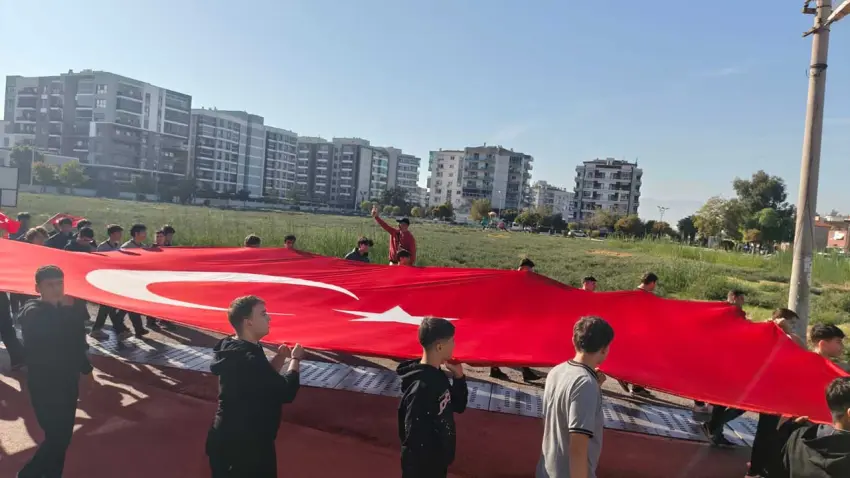Çiğli’de öğrencilerden Cumhuriyet Bayramı’na bayraklı yürüyüş haberinin görseli