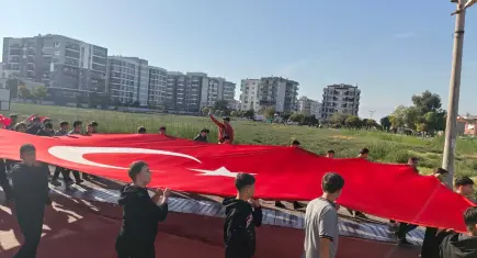 Çiğli’de öğrencilerden Cumhuriyet Bayramı’na bayraklı yürüyüş