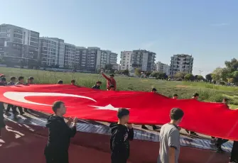 Çiğli’de öğrencilerden Cumhuriyet Bayramı’na bayraklı yürüyüş