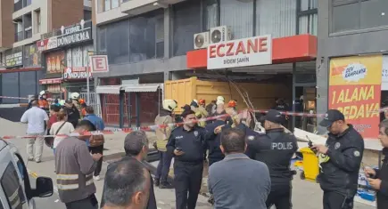 Freni patlayan hafriyat kamyonu eczaneye daldı!
