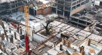 Haliç kıyısındaki inşaatın ortasında tek başına kaldı!