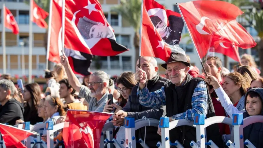 İzmir’de Cumhuriyet’in 103. yılı coşkusu sokakları saracak haberinin görseli