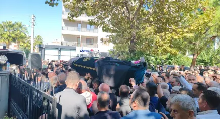 İzmir'de nişanlısı tarafından öldürülen Özge son yolculuğuna uğurlandı