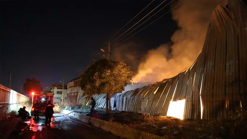 İzmir haber: Buca’da kereste deposunda yangın! Depo kullanılamaz hale geldi haberinin görseli
