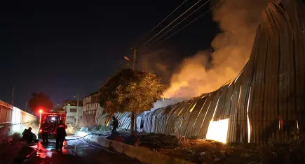 İzmir haber: Buca’da kereste deposunda yangın! Depo kullanılamaz hale geldi