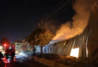İzmir haber: Buca’da kereste deposunda yangın! Depo kullanılamaz hale geldi