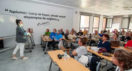 Karşıyaka 3. Yaş Üniversitesi’nde yeni dönem başladı