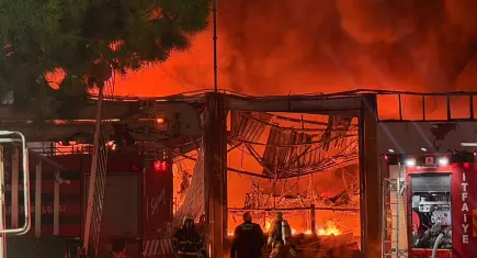 Manisa’da akü fabrikasında yangın paniği