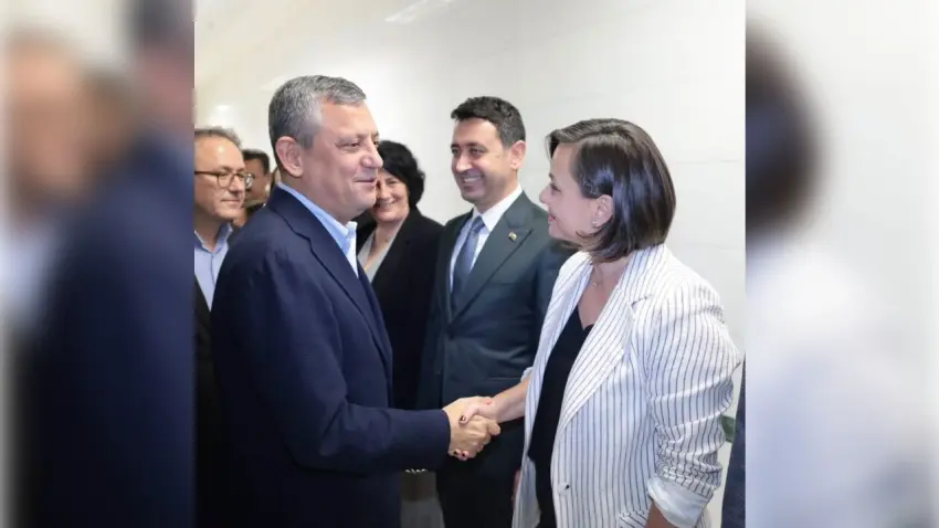 Özgür Özel İzmir'e geldi: İl Kongresi ve basın özgürlüğü yürüyüşüne katılacak - Fotoğraf 2