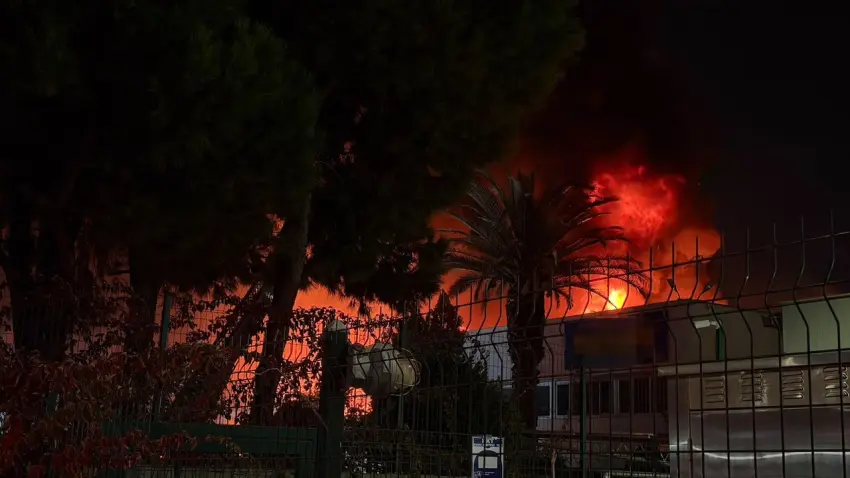 Manisa’da akü fabrikasında yangın paniği - Fotoğraf 1