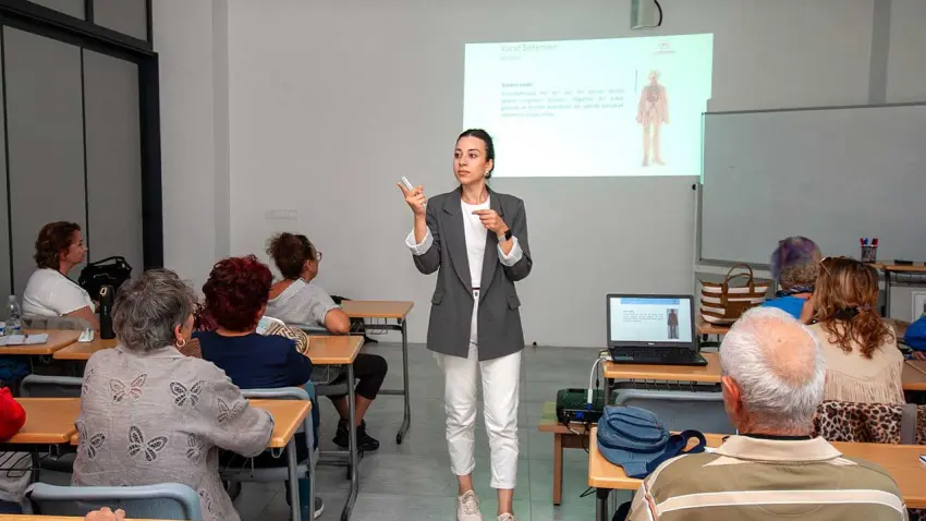 Karşıyaka 3. Yaş Üniversitesi’nde yeni dönem başladı - Fotoğraf 1