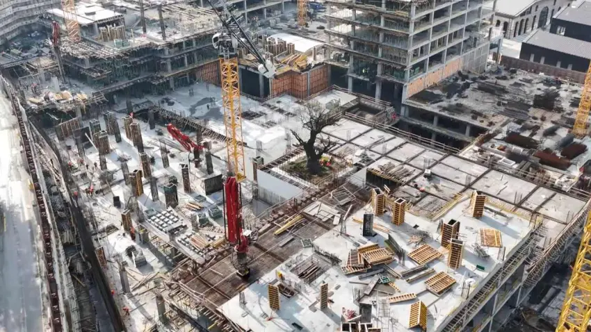 Haliç kıyısındaki inşaatın ortasında tek başına kaldı! - Fotoğraf 1