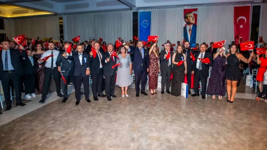 Otomotiv sektörü ve İzmir iş dünyası Cumhuriyet Balosu'nda buluştu - Fotoğraf 2