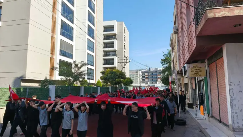 Çiğli’de öğrencilerden Cumhuriyet Bayramı’na bayraklı yürüyüş - Fotoğraf 2