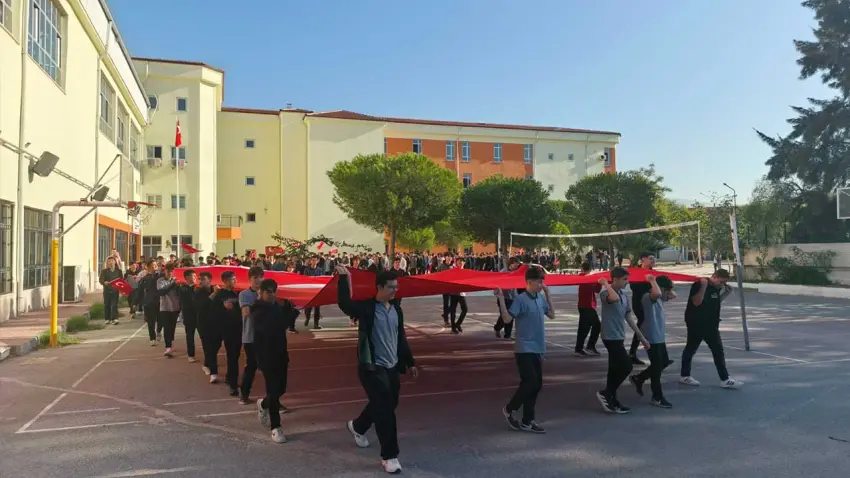 Çiğli’de öğrencilerden Cumhuriyet Bayramı’na bayraklı yürüyüş - Fotoğraf 1