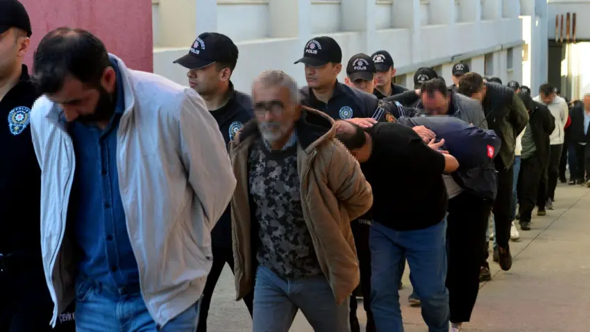 76 kurgu kazayla sigorta şirketlerini soydular: Adana merkezli 7 ilde sahte kaza operasyonu - Fotoğraf 2