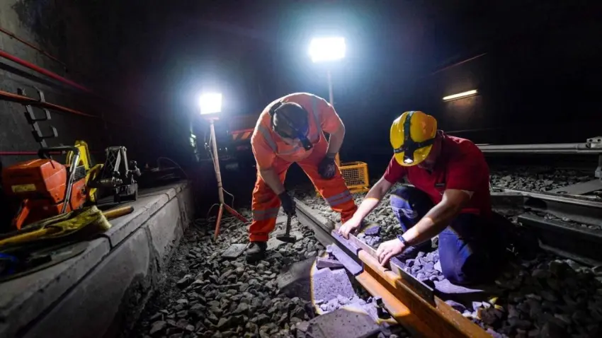 İzmir Metrosu’nda raylar yenilendi - Fotoğraf 1
