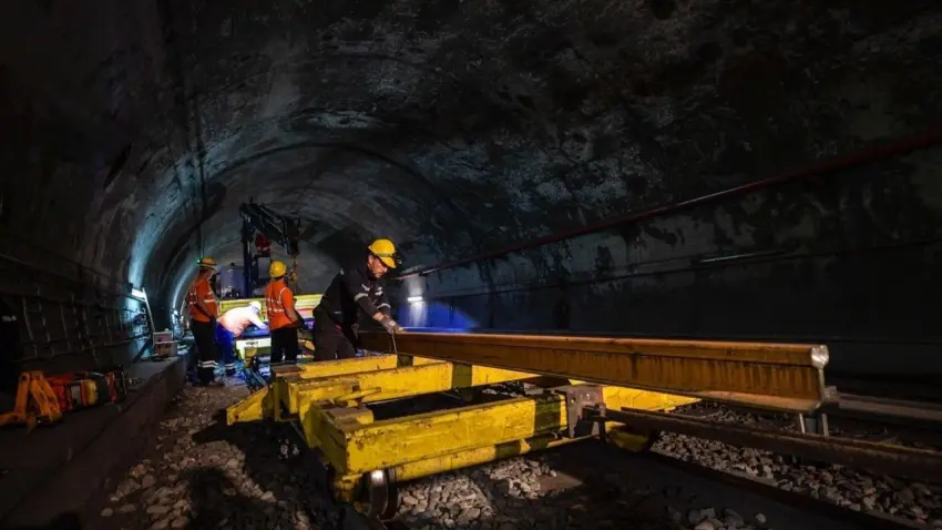 İzmir Metrosu’nda raylar yenilendi - Fotoğraf 2
