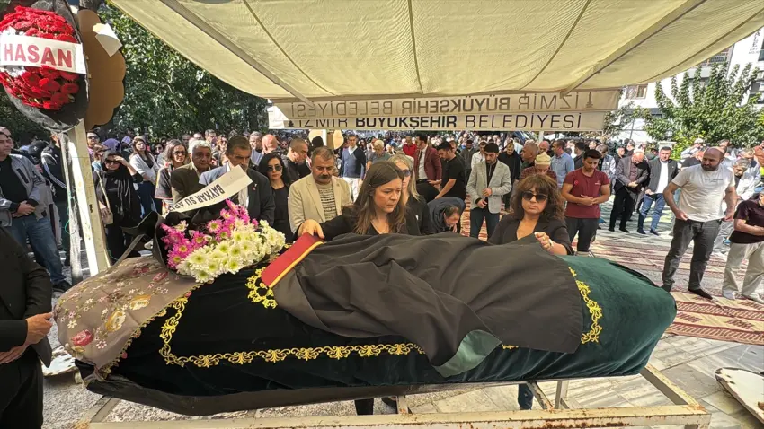 İzmir'de nişanlısı tarafından öldürülen Özge son yolculuğuna uğurlandı - Fotoğraf 1
