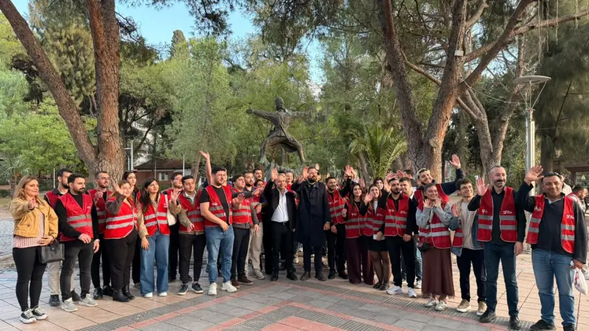 CHP’li gençlerden Bornova’da patili dostlar için dayanışma: Kulübeler yapıldı, mama dağıtıldı - Fotoğraf 2