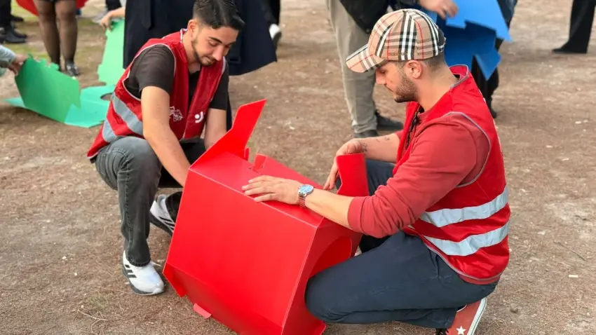 CHP’li gençlerden Bornova’da patili dostlar için dayanışma: Kulübeler yapıldı, mama dağıtıldı - Fotoğraf 1