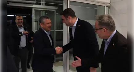 Özgür Özel İzmir'e geldi: İl Kongresi ve basın özgürlüğü yürüyüşüne katılacak