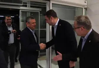 Özgür Özel İzmir'e geldi: İl Kongresi ve basın özgürlüğü yürüyüşüne katılacak