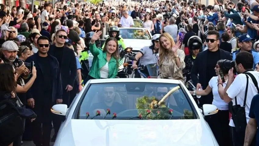 Altın Portakal’da yıldızlar geçidi! Antalya’da korteje yoğun ilgi