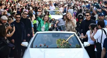 Altın Portakal’da yıldızlar geçidi! Antalya’da korteje yoğun ilgi