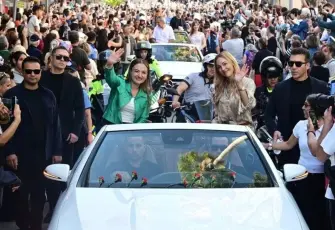 Altın Portakal’da yıldızlar geçidi! Antalya’da korteje yoğun ilgi