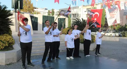 Efes Selçuk’ta engelsiz gençlerden Cumhuriyet coşkusu