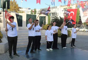 Efes Selçuk’ta engelsiz gençlerden Cumhuriyet coşkusu