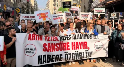 İzmir’de gazetecilerden basın özgürlüğü yürüyüşü: Artık yeter, nefes alamıyoruz
