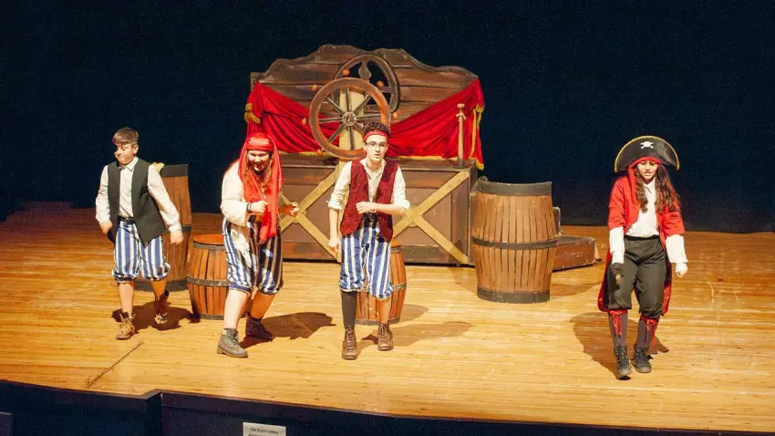 Karşıyaka Belediye Tiyatrosu yeni sezona “Peter Pan” ile başladı haberinin görseli