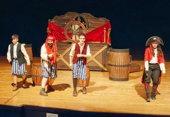 Karşıyaka Belediye Tiyatrosu yeni sezona “Peter Pan” ile başladı